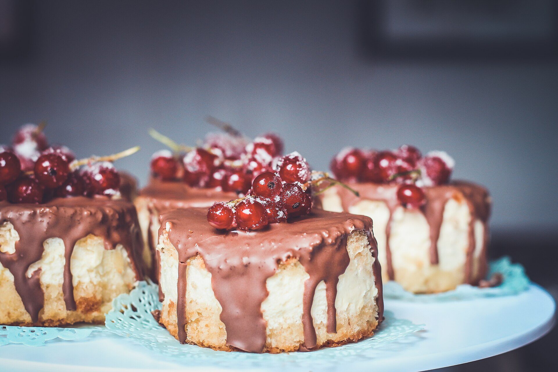 Petits entremets au chocolat garnis de fruits rouges.