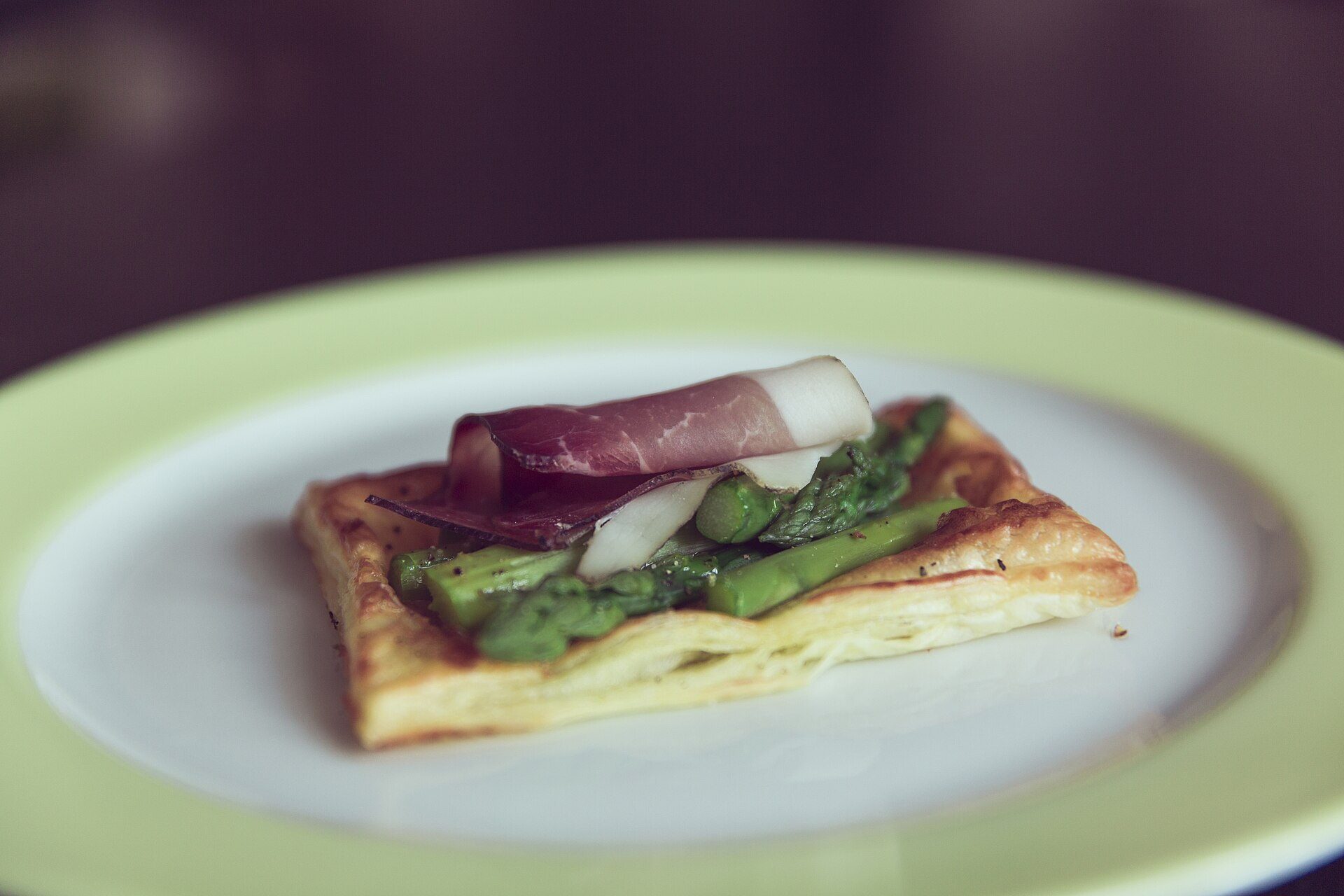 Feuilleté aux asperges présenté sur une assiette.
