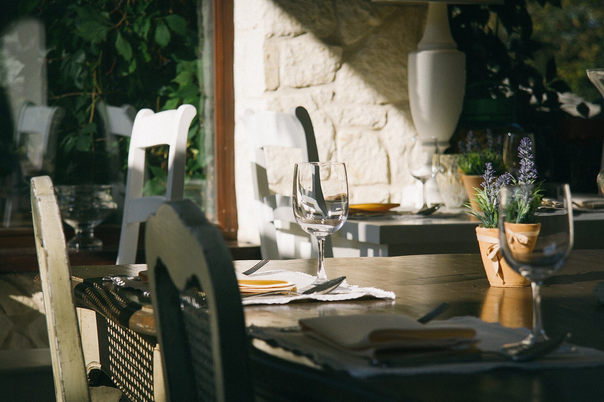 Table de restaurant dressée avec des verres et des serviettes.